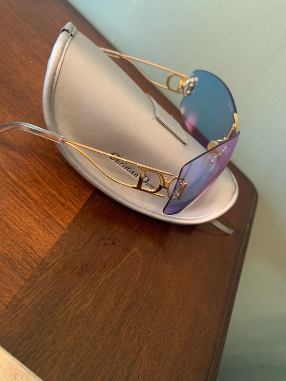 Dior Iridescent Rainbow Shield Sunglasses
All Offers Considered😃 - Picture 3 of 6